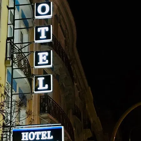 卡斯托瑞亚酒店 *